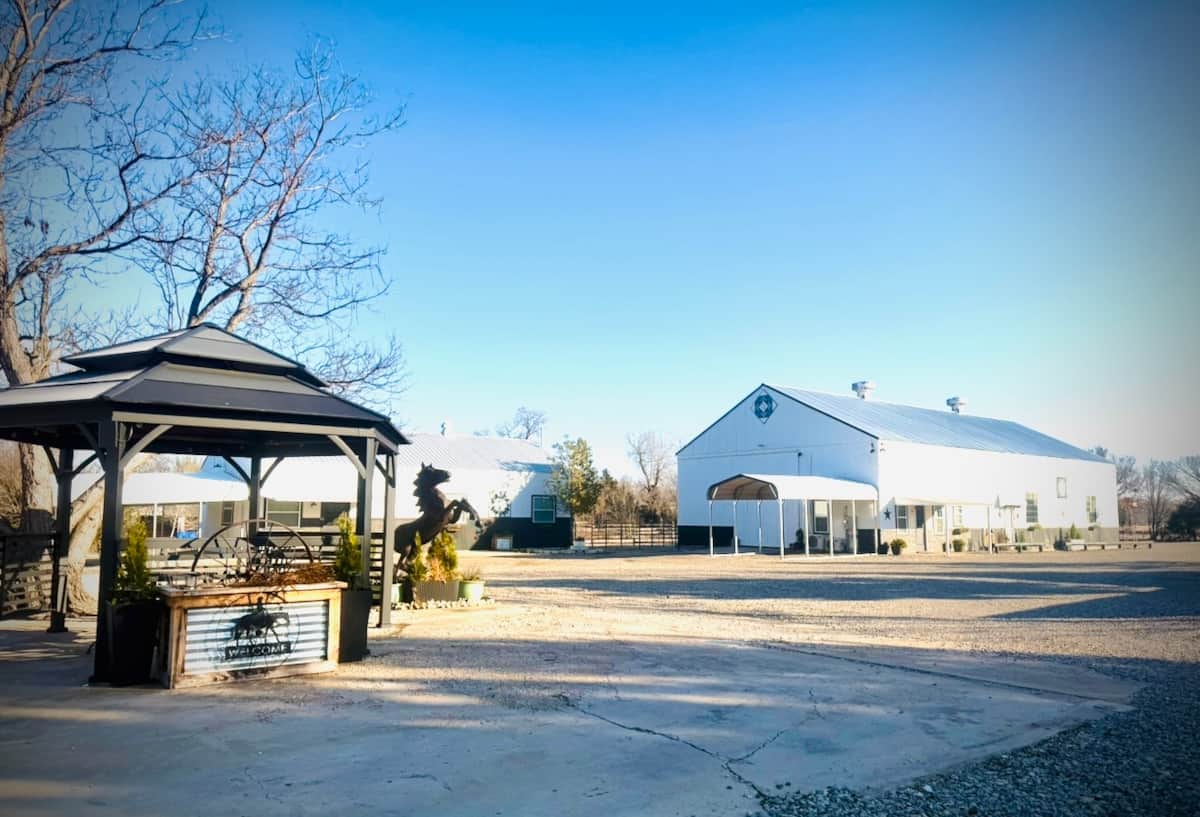 Crossroads Equestrian Inn
